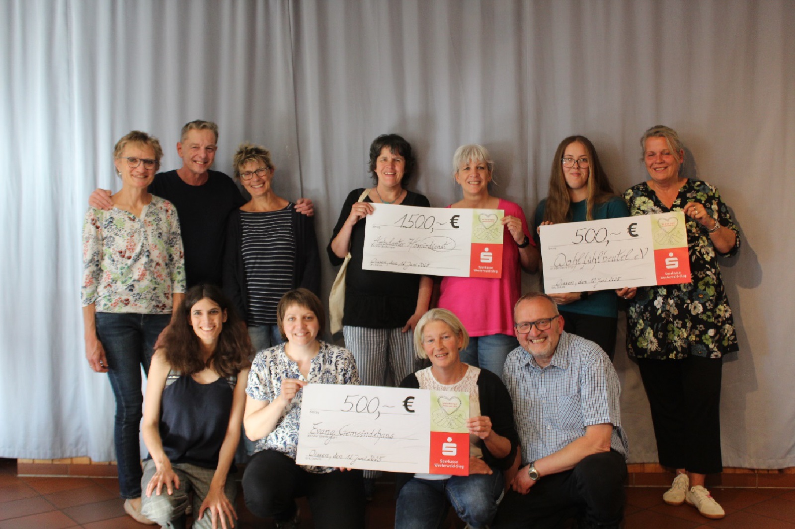 Im evangelischen Gemeindehaus in Wissen berreichten die Wissener Bhnenmuse Spenden in Hhe von insgesamt 2.500 Euro. (Foto: Thomas Hoffmann)