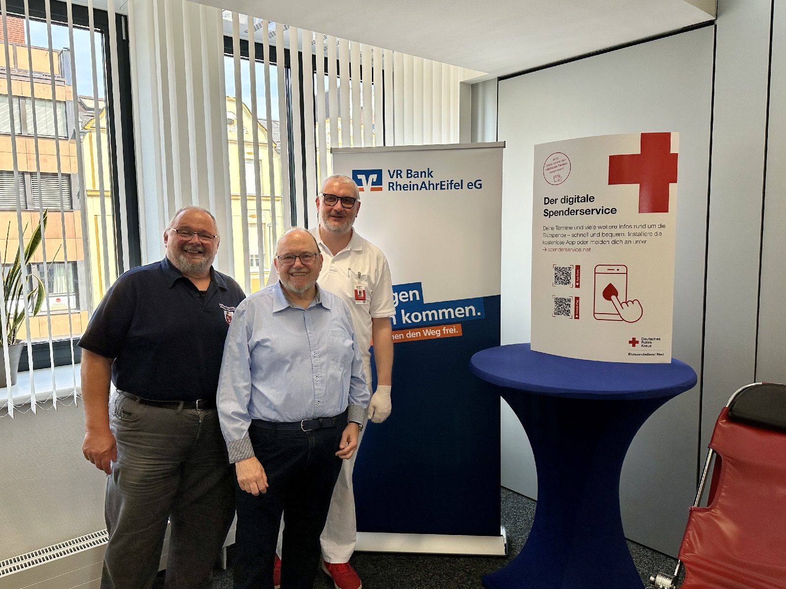 (V.l.): Vertreter des DRK-Ortsverein Engers , Betriebsratsvorsitzender der VR Bank RheinAhrEifel, Stefan Linden und der Einsatzleiter des Deutschen Roten Kreuzes.(Foto: Florian Ktt / VR Bank RheinAhrEifel eG)