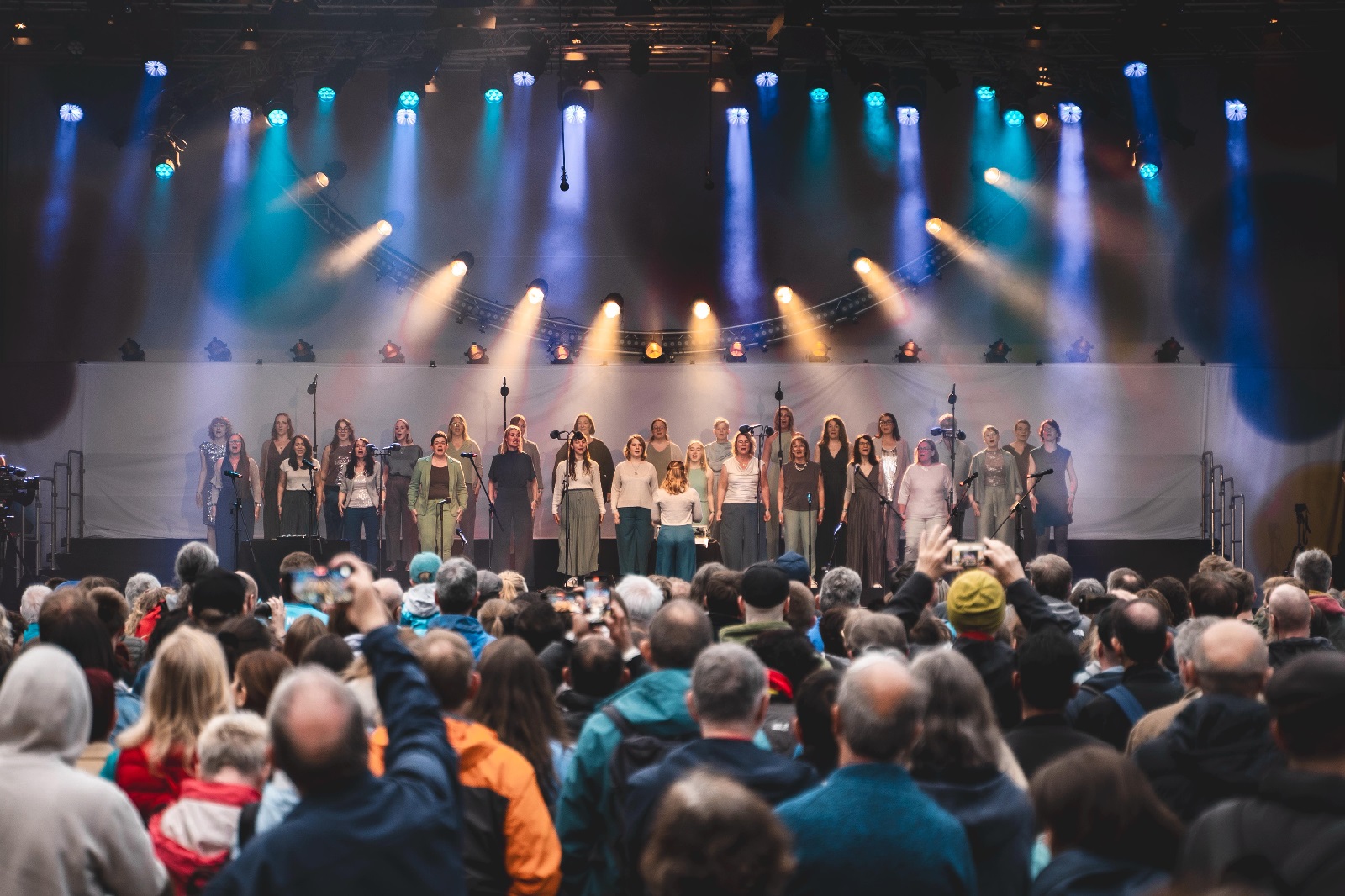 Vor tausenden Zuhrern durfte Encantada das Erste groe Abendkonzert auf dem Hauptmarkt mitgestalten. (Fotoquelle: Frauenensemble Encantada e.V.)