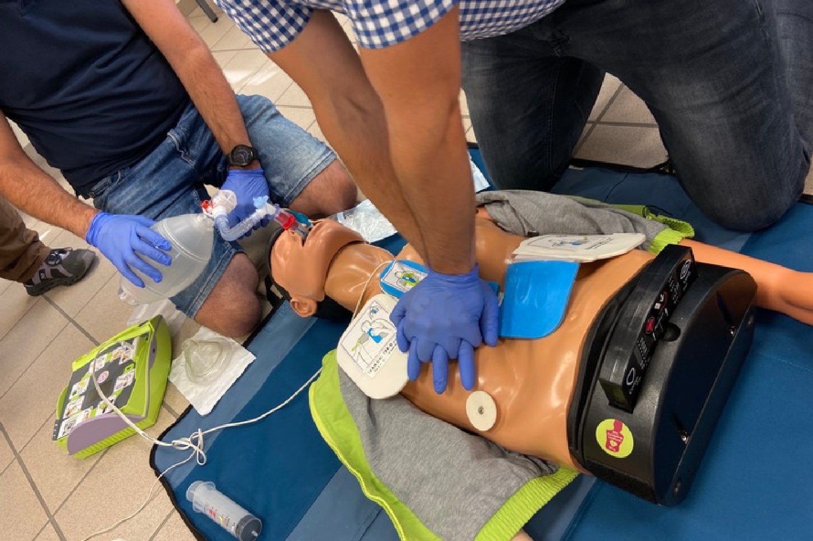 Die Ersthelfer trainieren regelmig die Wiederbelebung und den Einsatz des Defibrillators (AED). (Fotoquelle: Feuerwehr VG Asbach)