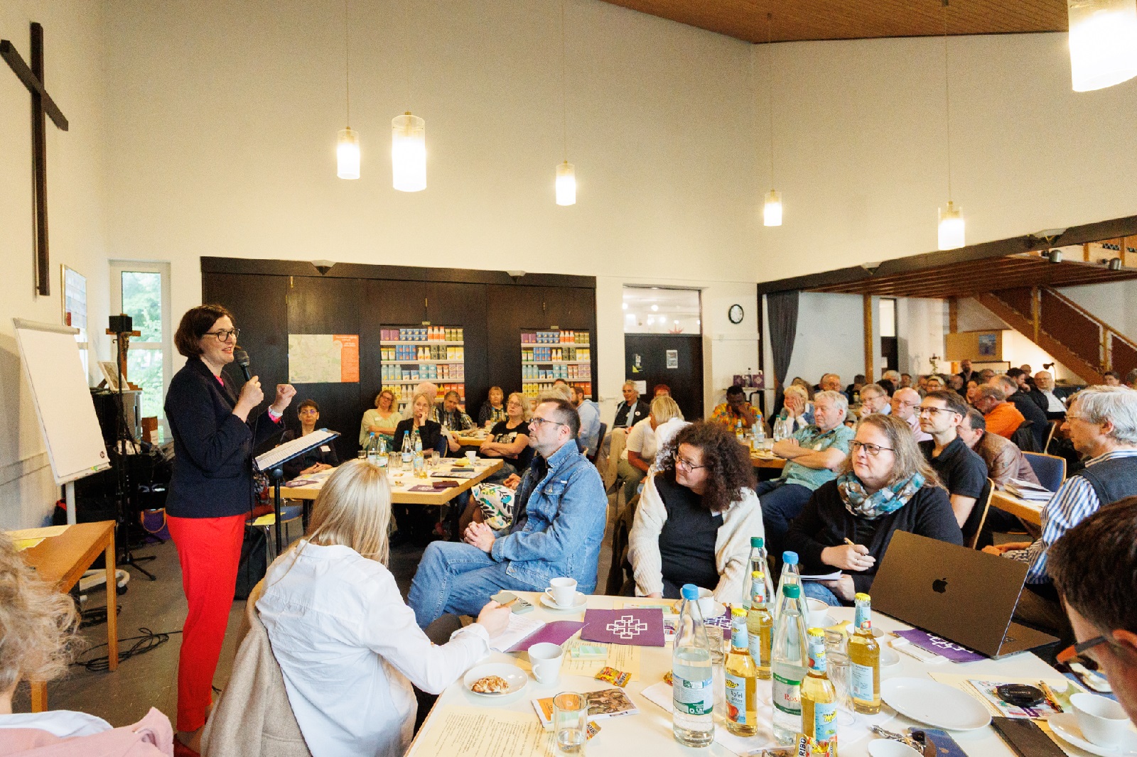 Kristin Jahn (links) gibt ihren Zuhrern Impulse. (Foto: Peter Bongard)