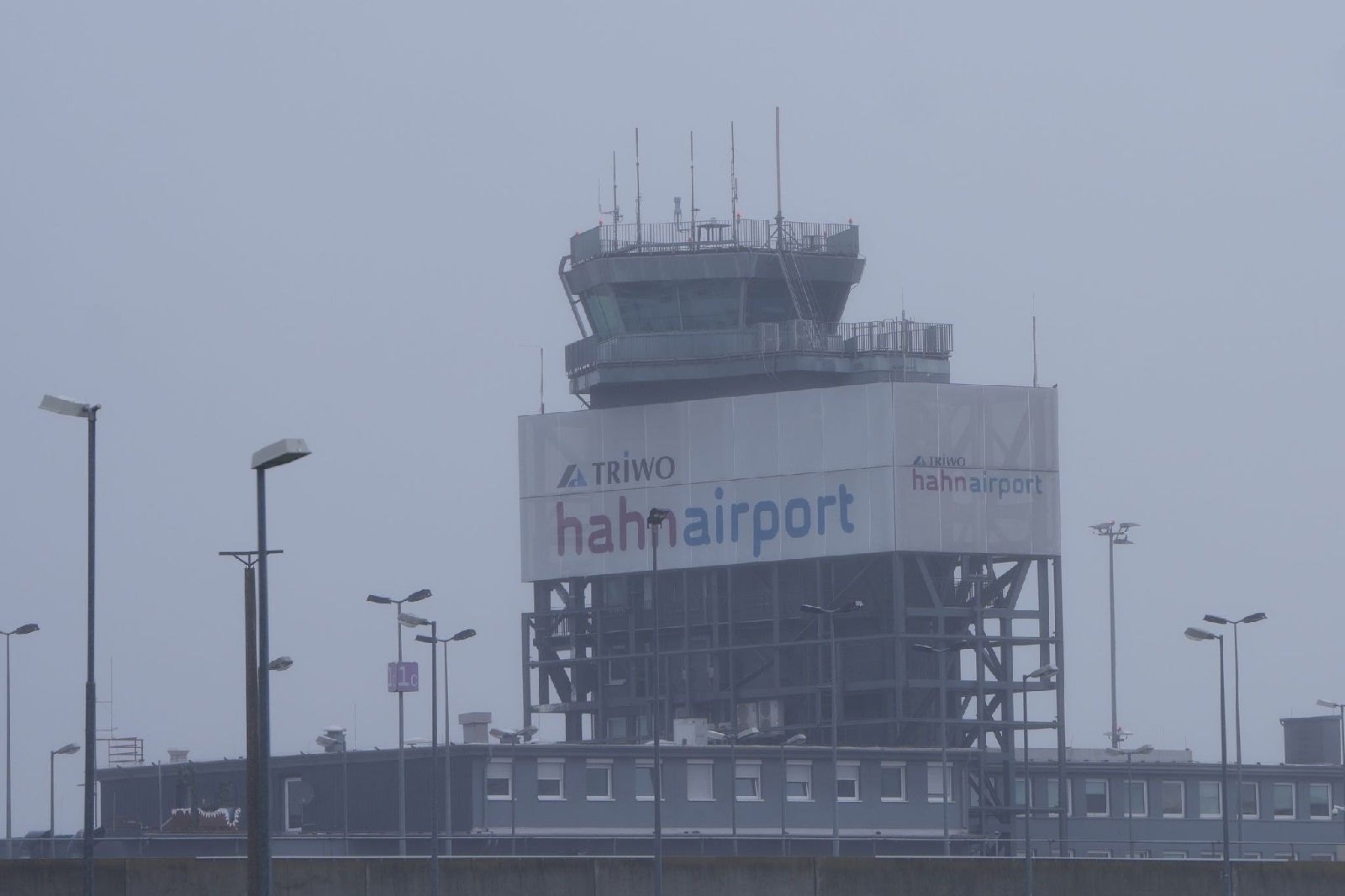 Tower des Flughafens Hahn. (Foto: Thomas Frey/dpa(