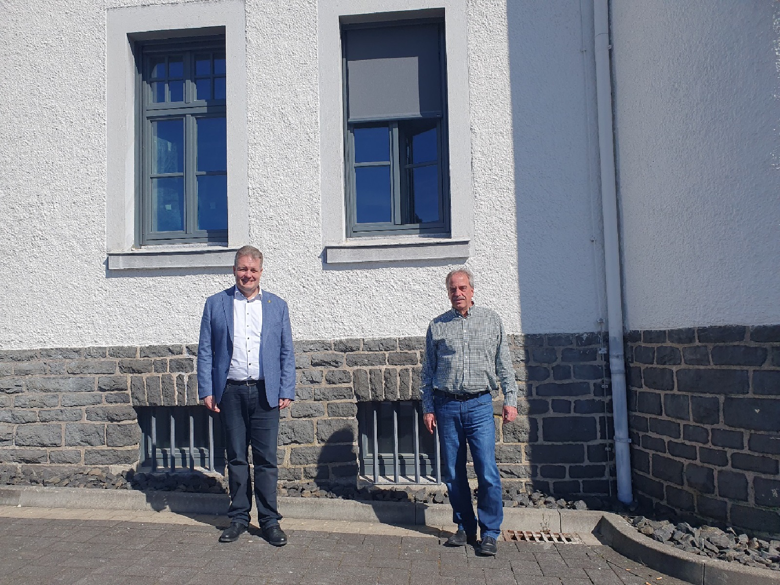 Brgermeister Gerrit Mller (links) und Broleiter Konrad Groth prsentieren die neuen, denkmalgerecht eingebauten Fenster im Verwaltungsgebude. (Foto: Bianca Weber)