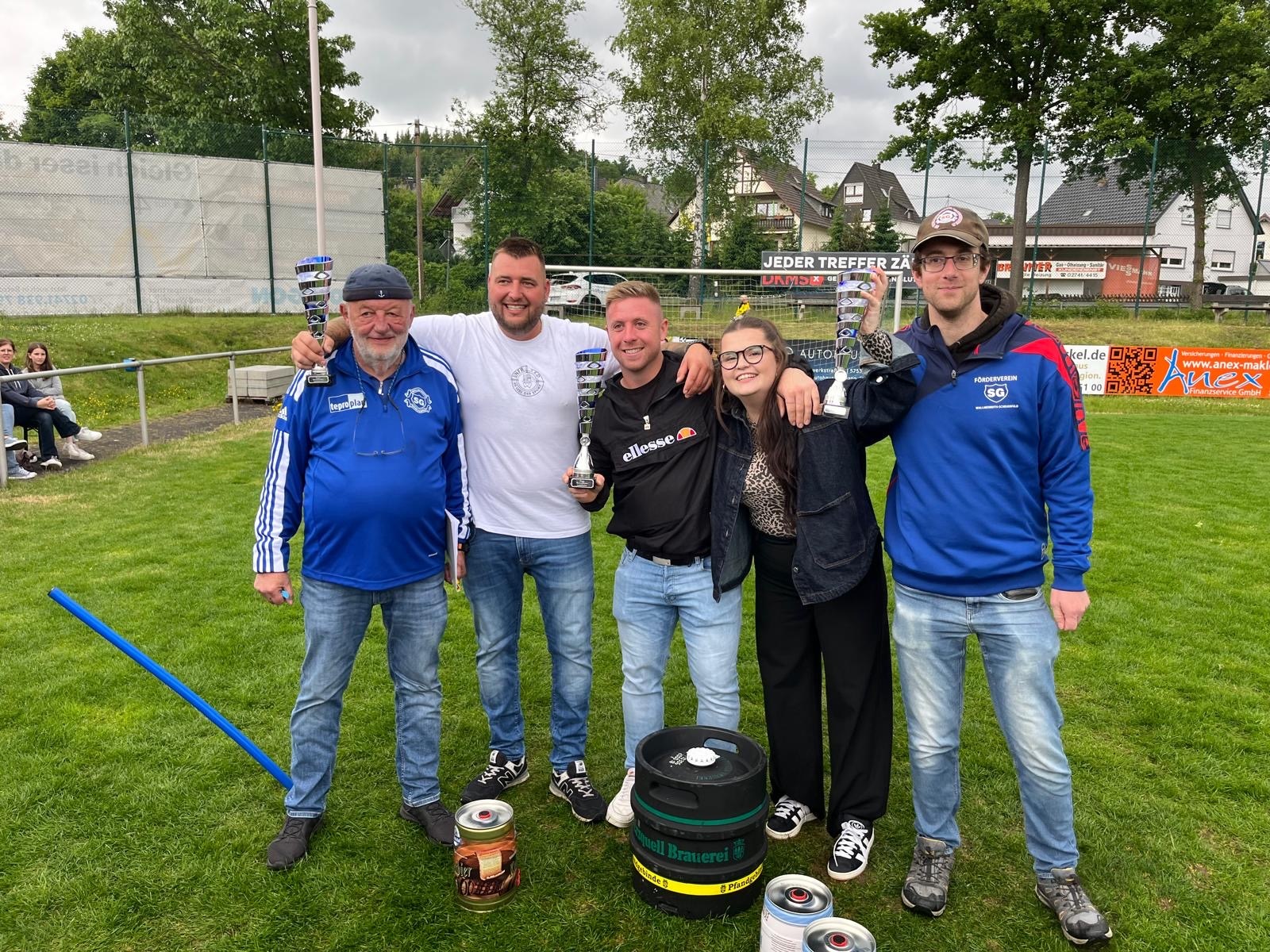Siegerrunde mit Fassbier. (Fotoquelle: Frderverein der SG Wallmenroth-Scheuerfeld)