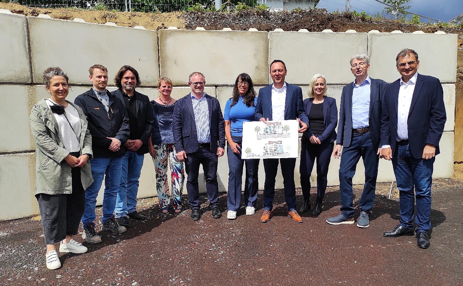 V.l.: Nina Porz, Leiterin Bauamt/Stadt Neuwied, Christian Pfeifer, Architekten BHP, GSG-Teamleiter Thomas Quirin, GSG-Projektleiterin Maxine Dieckhoff, Neuwieds Oberbrgermeister Jan Einig, Natascha Schmitz, Technische Leitung GSG, GSG-Geschftsfhrer David Meurer, Rebecca van Boemmel, Kaufmnnische Leitung GSG, der stdtische Beigeordnete Ralf Seemann und Wolfgang Rumpf, Architekten BHP. (Foto: Frank Blum)