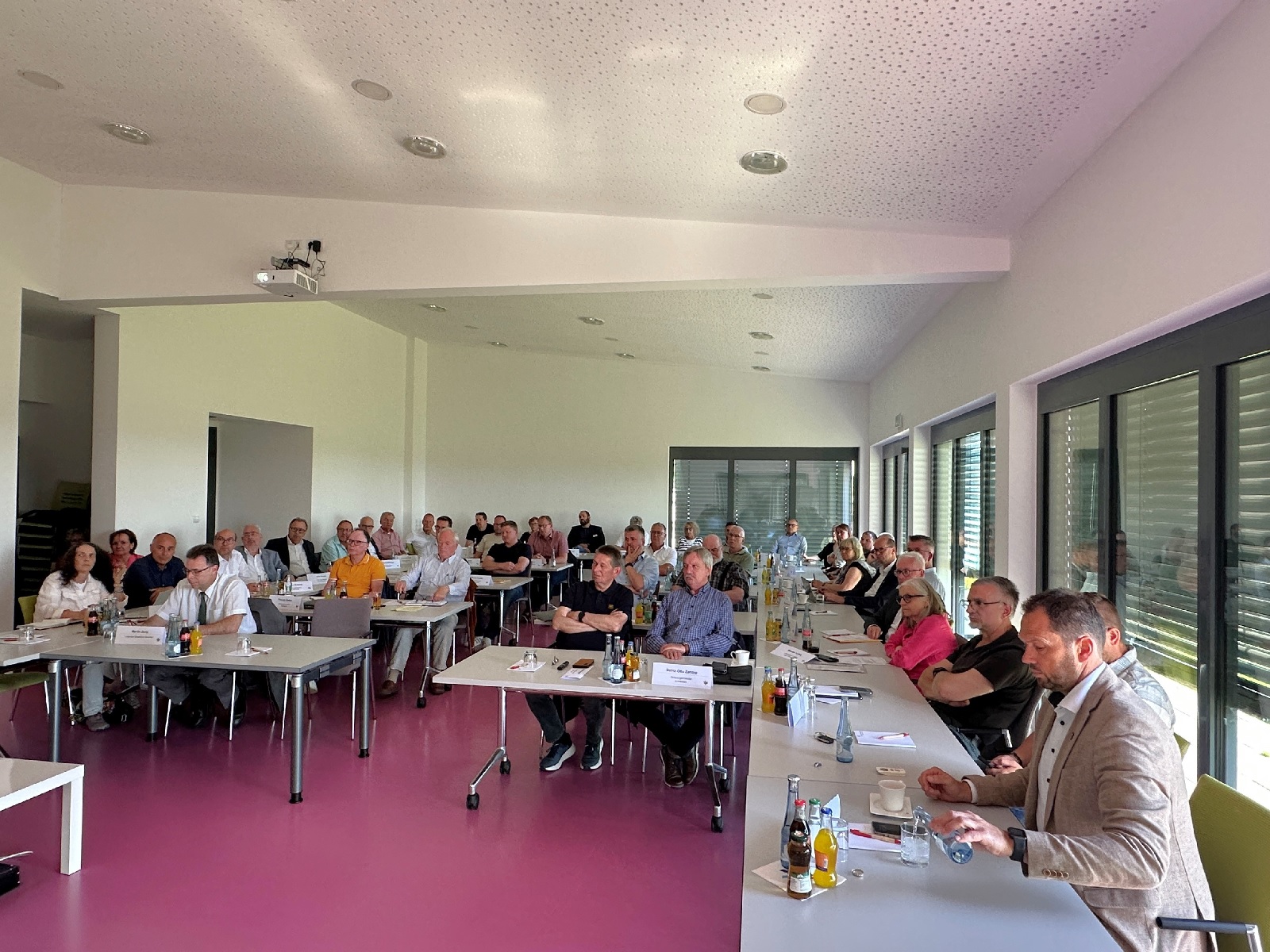 Neben den Ortsbrgermeistern waren auch die hauptamtlichen Brgermeister der Verbandsgemeinden nach Linkenbach gekommen. (Foto: Thomas Herschbach)