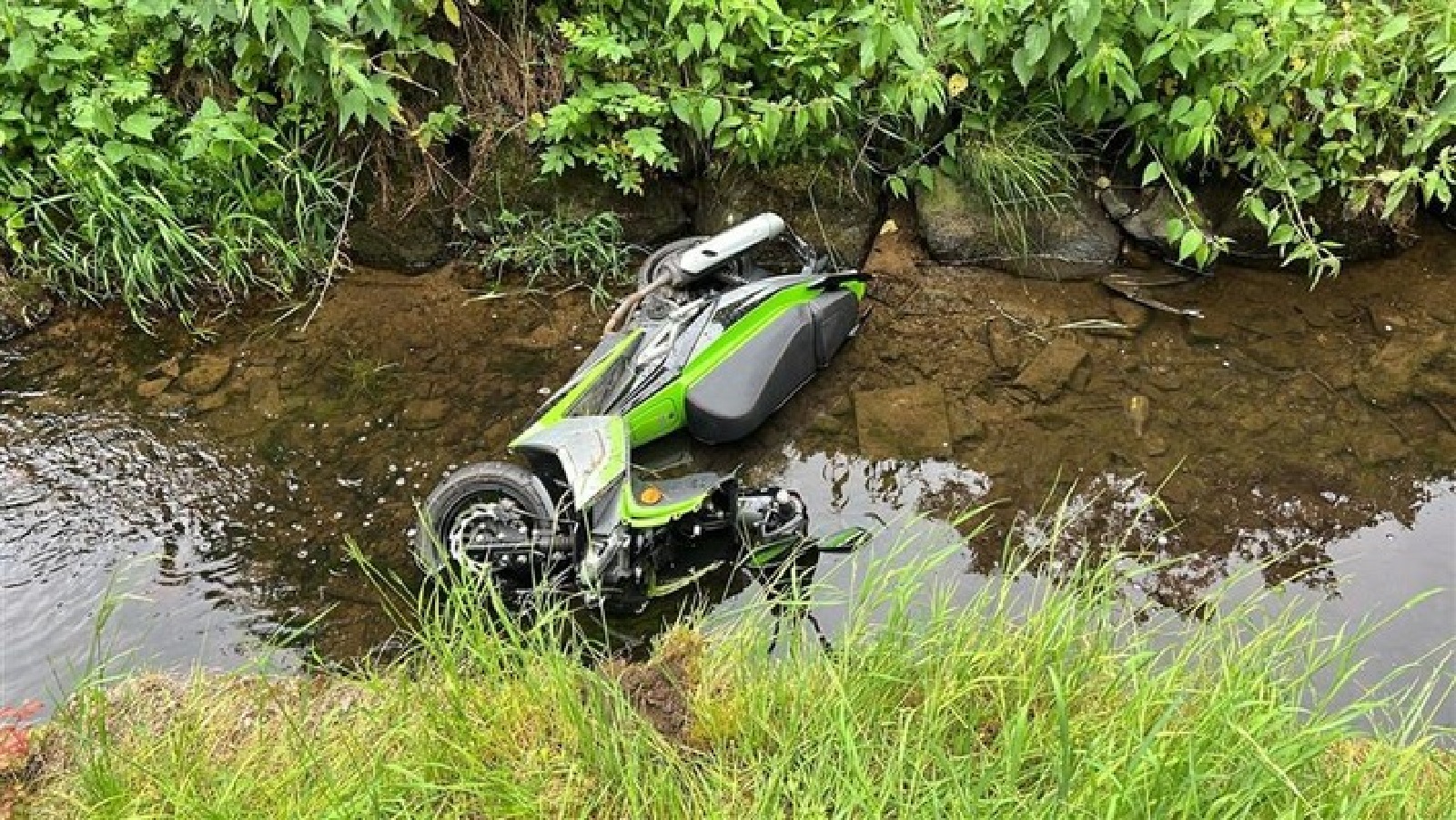 Motorroller in Hachenburger Bachlauf entdeckt