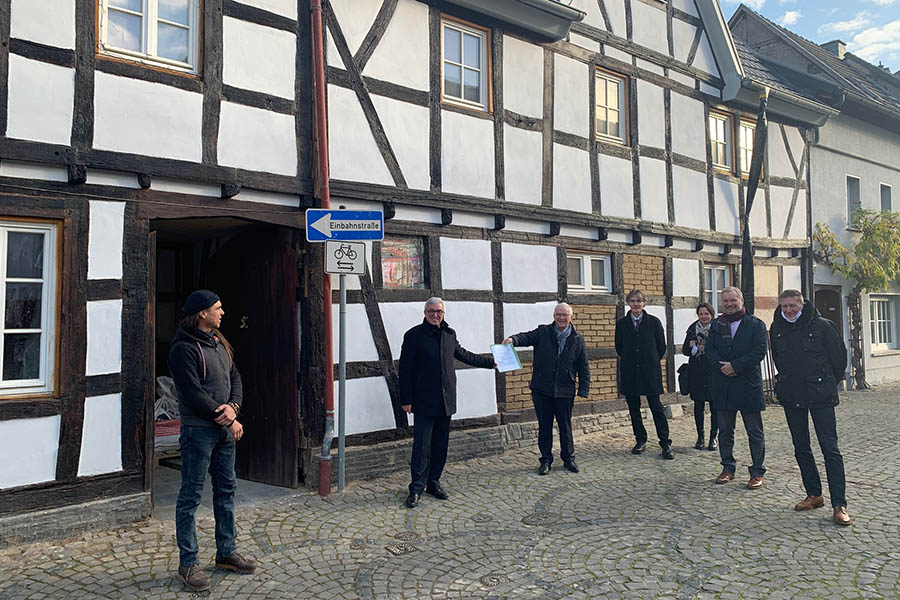 Bei Bauherr Klaus Hann (links) konnten sich im Rahmen der bergabe des Frderbescheids (von links) Roger Lewentz, Gerhard Hausen, Rudolf Flachs, Sonja Klewitz, Karsten Fehr und der Markus Winkelbach exemplarisch ein Bild von der praktischen Umsetzung machen.
Foto: Thomas Herschbach fr Kulturstadt Unkel 