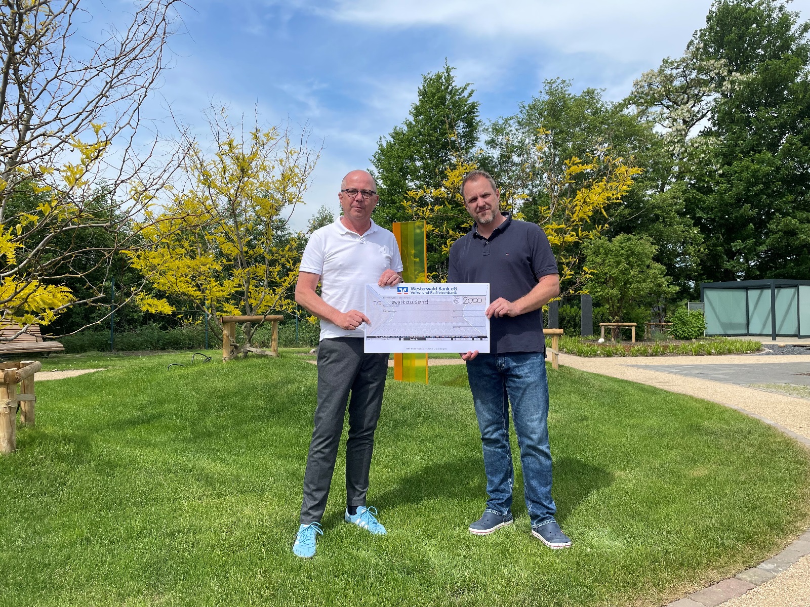Dr. Michael Theis als Vertreter der Kreisrzteschaft Altenkirchen (links) mit Marcus Linke, Oberarzt und Leiter des Kinderpalliativteams Siegen der DRK-Kinderklinik Siegen im Erinnerungsgarten. (Fotoquelle: DRK-Kinderklinik Siegen)