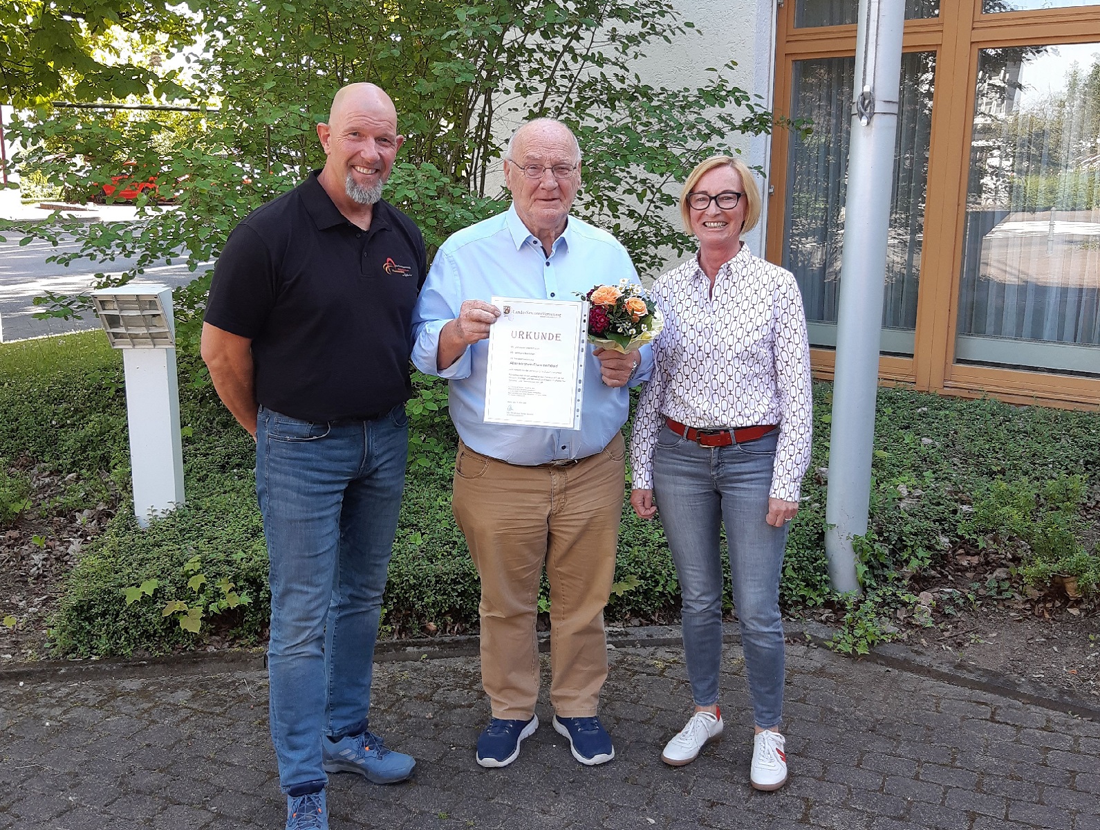 V.l.: Matthias Schmidt, stellvertretender Fachbereichsleiter "Soziales und Generationen", Karl-Heinz Pfeifer, Vorsitzender des Seniorenbeirats, sowie Petra Eul-Orthen, Beigeordnete der Verbandsgemeinde. (Fotoquelle: Verbandsgemeindeverwaltung Altenkirchen-Flammersfeld)