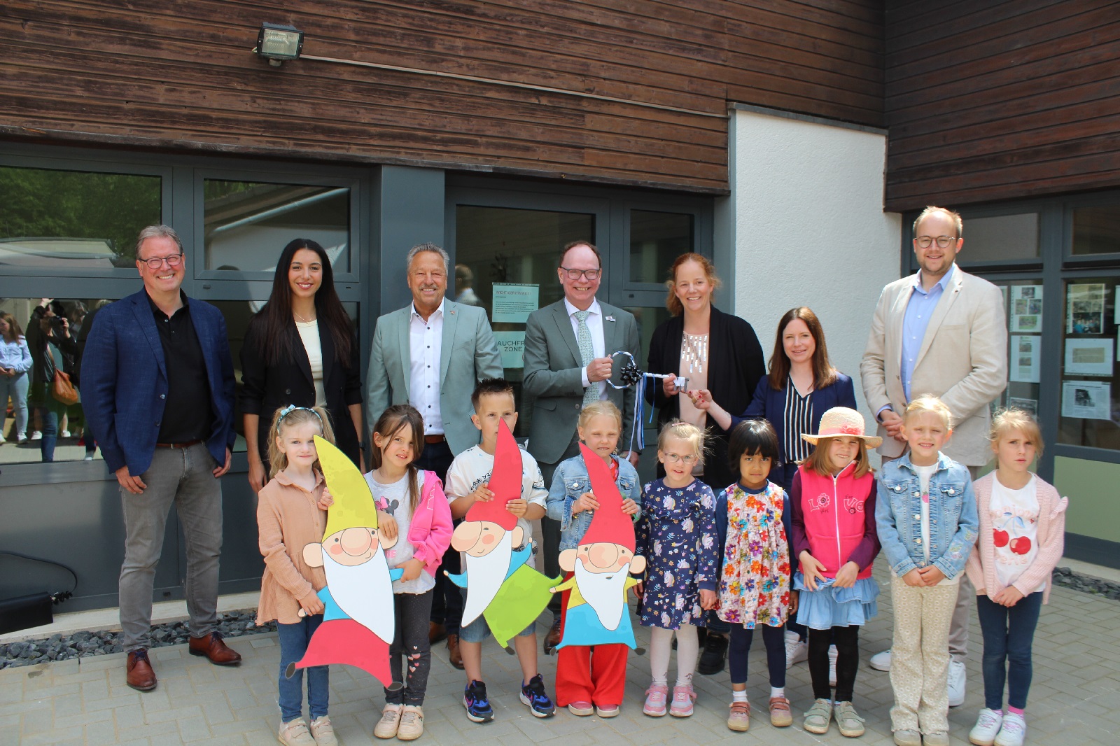 Kita Leiterin Andrea Daniel, Stellvertreterin Jessica Heumann sowie Ortsbrgermeister Thomas Boden erhielten den symbolischen Schlssel von Architekt Jrgen Klein und
Bauleiterin Luisa Gjocaj. Mit den Kindern freuen sich Brgermeister Hans-Werner Breithausen sowie MdL Pierre Fischer. (Foto: Eva Schlaf)