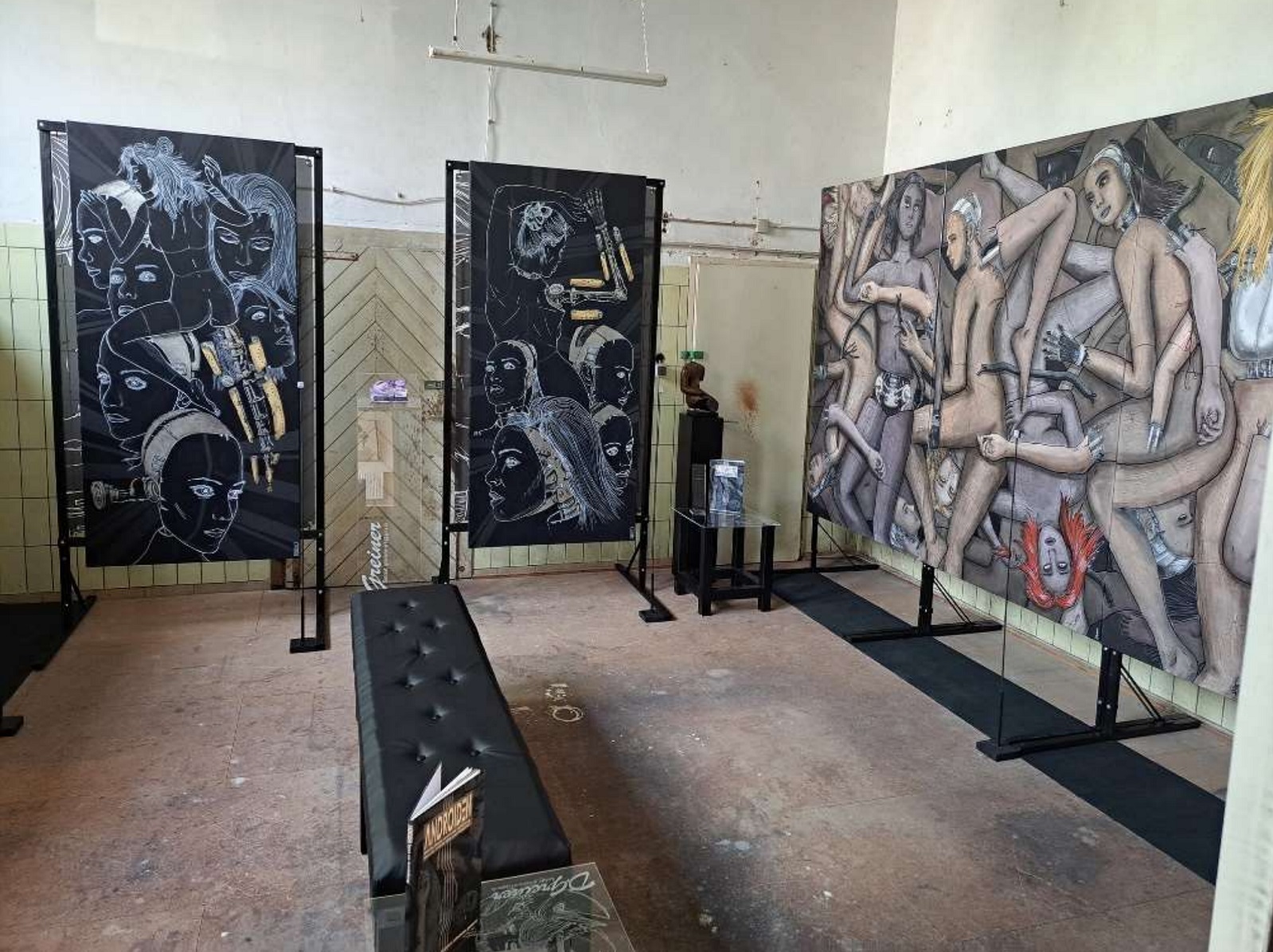 Altes Schlachthaus mit Androiden-Exponaten. (Foto: Salvatore Oliverio)
