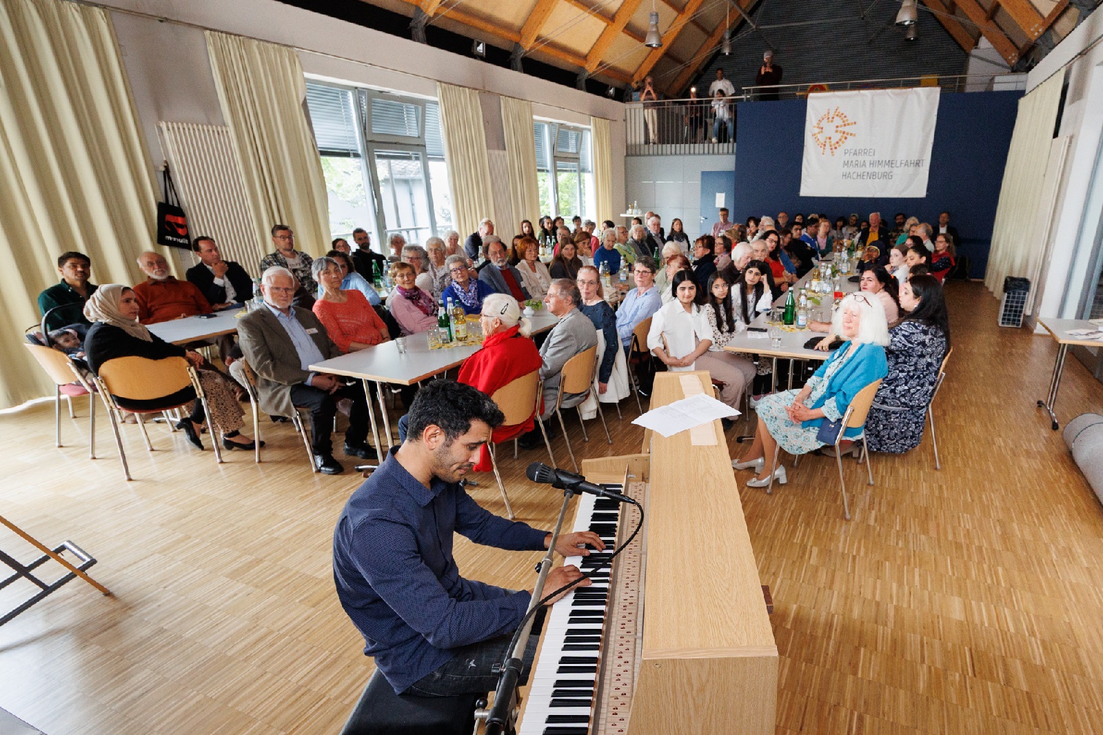 Aeham Ahmad: Der Pianist aus den Trmmern verzaubert im Hachenburger Pfarrhof