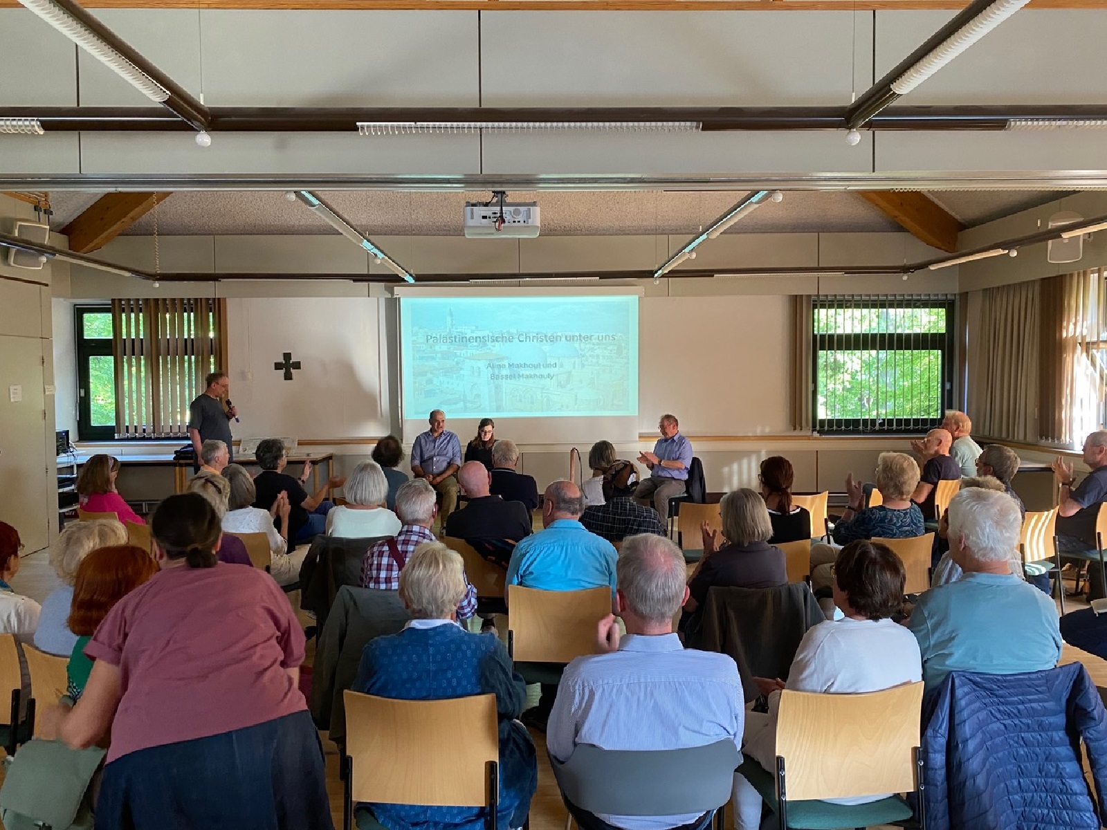 Hausherr Christoph Hof begrt die Gste Aline Makhoul und Dr. Bassel Makhouly, Josef Freise vom Arbeitskreis Palstina moderierte den Abend (Foto: Wolfgang Rahn)