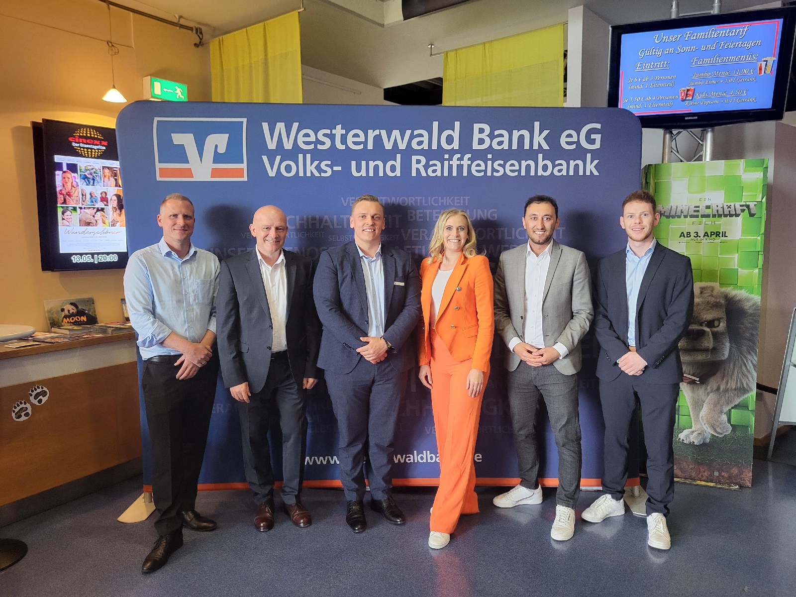 V.l.: Sren Hettler (DZ Bank), Johann Gess (pro aurum), Lorenz Candrix (Leiter Filiale Hachenburg, Westerwald Bank), Nicola Koska (pro aurum), Sercan Tasdelen (Produktmanager, Westerwald Bank), Jannis Holly (Trainee Private Banking, Westerwald Bank). (Foto: Carolin Stahl, Westerwald Bank eG)