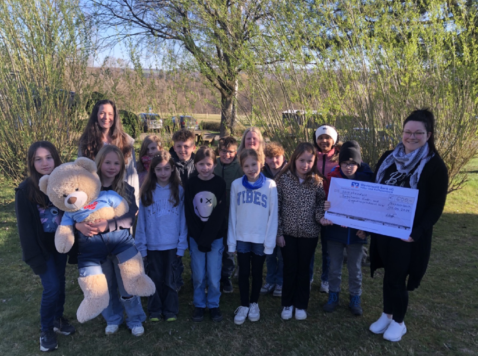 Die Grundschler der Klasse 4a der Sonnenbergschule Mschenbach bergeben ihre Spende an Jessica Lehnen (Fotoquelle: Deutsche Kinderhospiz Dienste e.V)