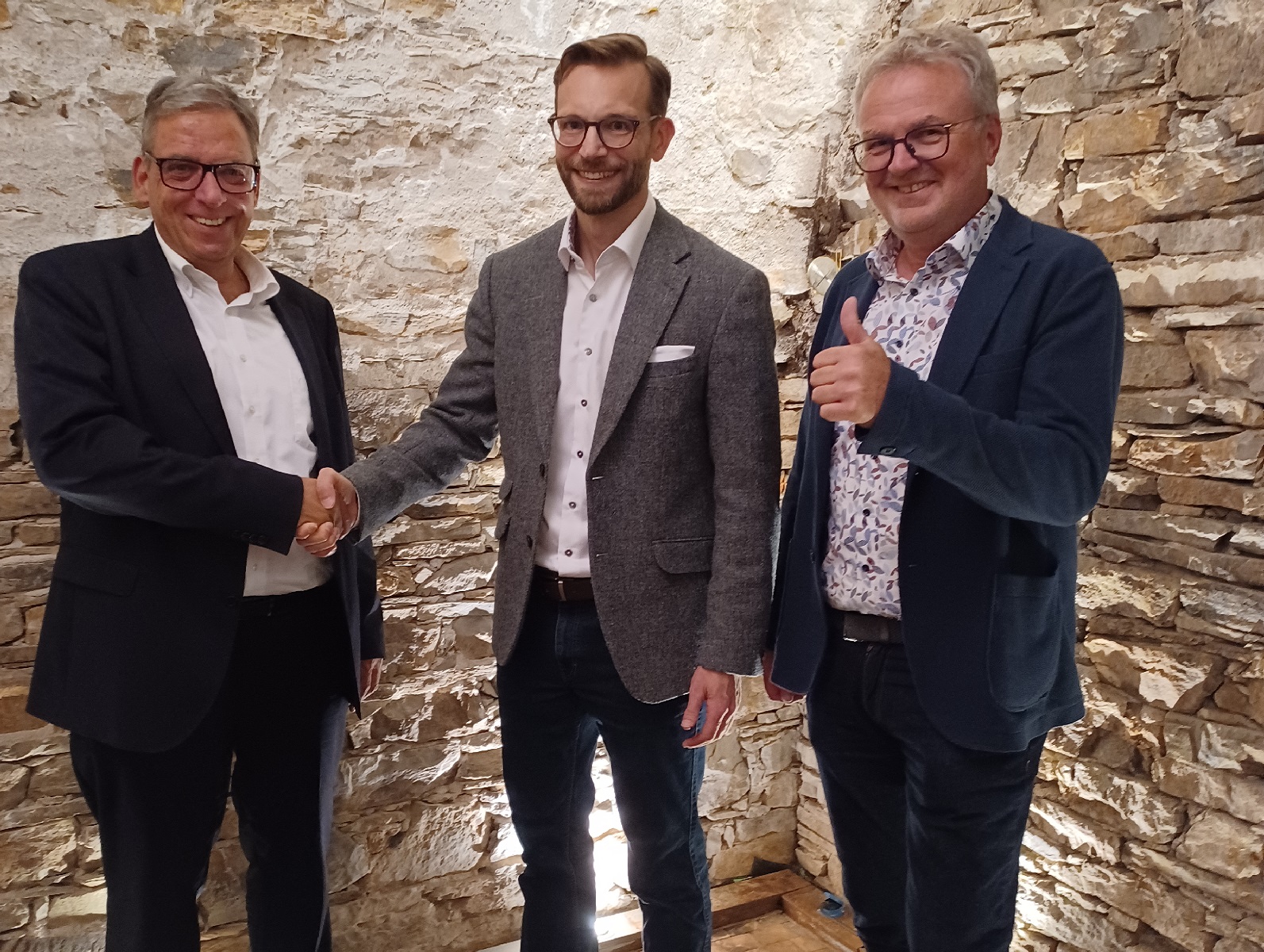 Zu den ersten Gratulanten zhlten der Erste Beigeordnete Andree Stein (links) und Broleiter Guido Gbel. (Foto: VG Montabaur / Christina Wei) 