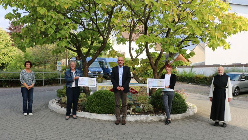 Kerstin Herget (stv. Pflegedienstleitung St. Josef), Eva-Maria Hebgen (Einrichtungsleitung Hospiz St. Thomas), Sven Holst (Prokurist HB Protective Wear GmbH Co. KG), Annika Belgrath (Einrichtungsleitung Seniorenzentrum St. Josef) , Pater Paulus Merks (Seelsorge Seniorenzentrum St. Josef). Foto: Dernbacher Gruppe Katharina Kasper