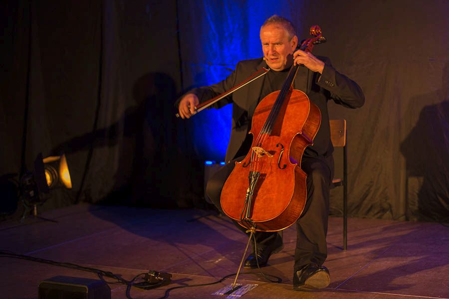 Matthias Deutschmann mit seinem Cello. Fotos: Helmi Tischler-Venter