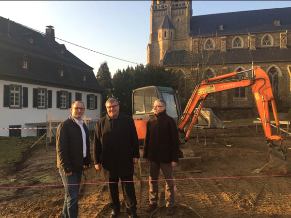 Baustellenbesichtigung durch (von links nach rechts) Ortsbrgermeister Oliver Labonde, Brgermeister Michael Mahlert und den Broleiter der Verbandsgemeindeverwaltung Bad Hnningen, Rudolf Schmitz