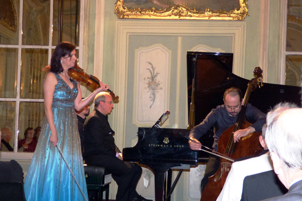 Bereiteten ein weiteres Mal Hochgenuss im Dianasaal von Schloss Engers. Von links: die Violinistin Kamilla Schatz, der Pianist Oliver Triendl und Petru Iluga am Kontraba.  Foto: Hans Hartenfels