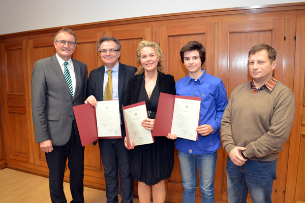 Landrat Rainer Kaul (links) hndigte krzlich der Familie Zagori aus Unkel die Einbrgerungsurkunde aus. Adrian Zagori, Ben Adrian Zagori und Ela Zagori, zeigten sich sehr erfreut. Rechts: Klaus Flesch, bei der Kreisverwaltung Neuwied fr Einbrgerungen zustndig. Foto: Privat