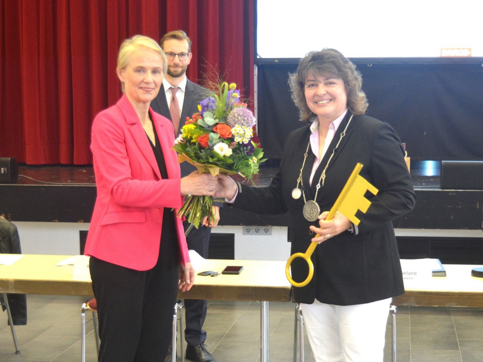Gabriele Wieland (links) bergibt das Amt des Stadtbrgermeisters an Melanie Leicher. (Alle Fotos: Wolfgang Rabsch und Stadt Montabaur / Olaf Nitz)