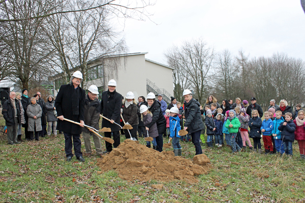 Erster Spatenstich fr die Sporthalle Aegidienberg