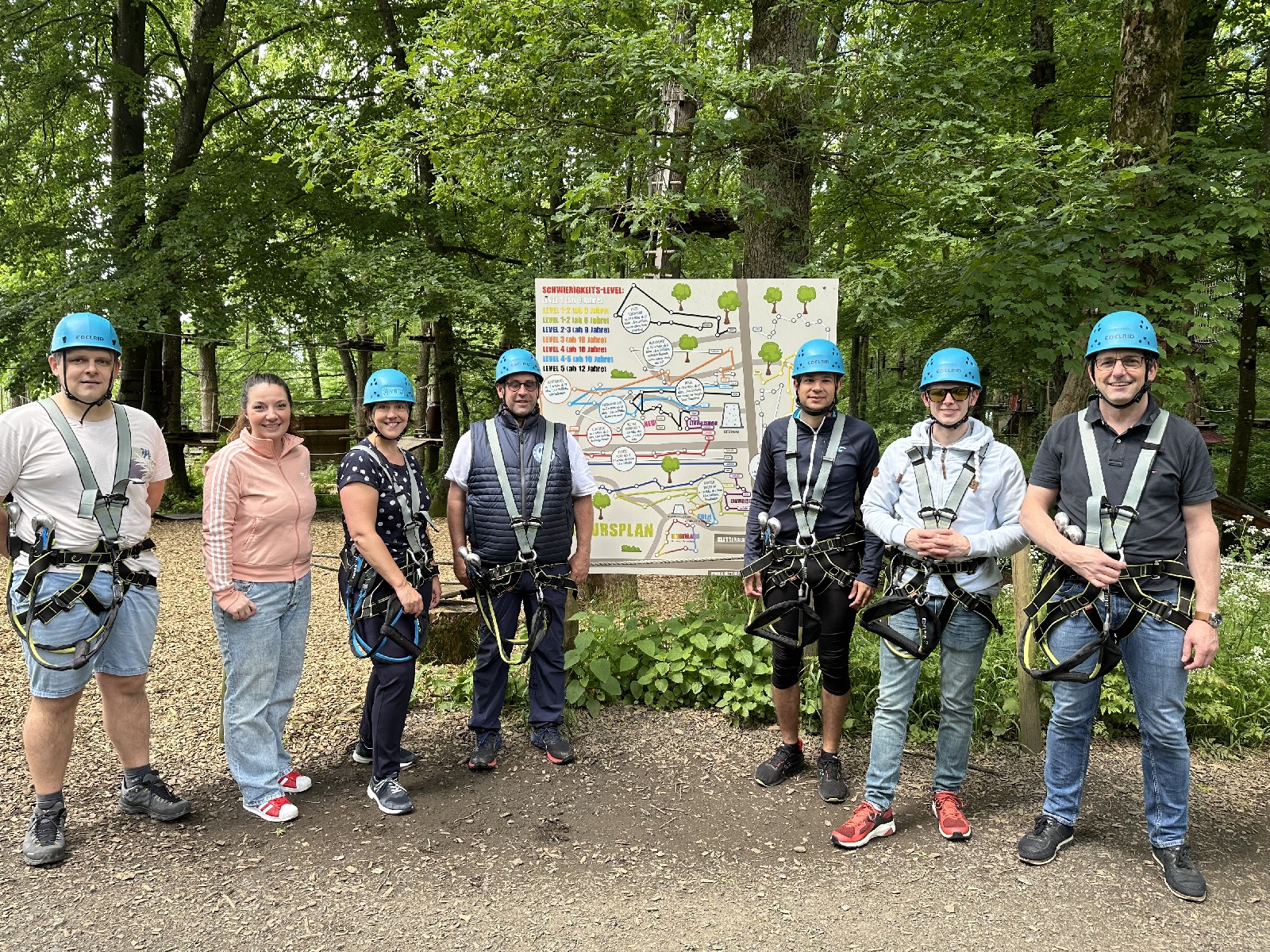 Teilnehmende vor der "Mutprobe" im Kletterwald Bad Marienberg. (Foto: Godi Hitschler)