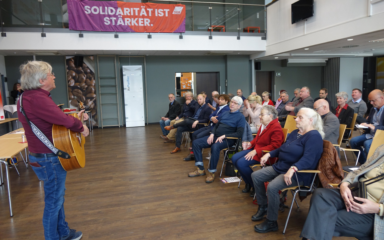 Manfred Pohlmann prsentierte seine kmpferischen Songs. (Fotos: Jrgen Grab)