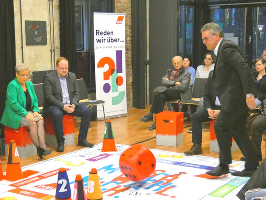 Die Kandidaten erwrfelten die Themengebiete, zu denen sie befragt wurden, hier FDP-Mann Christof Lautwein. (Foto: GRI)