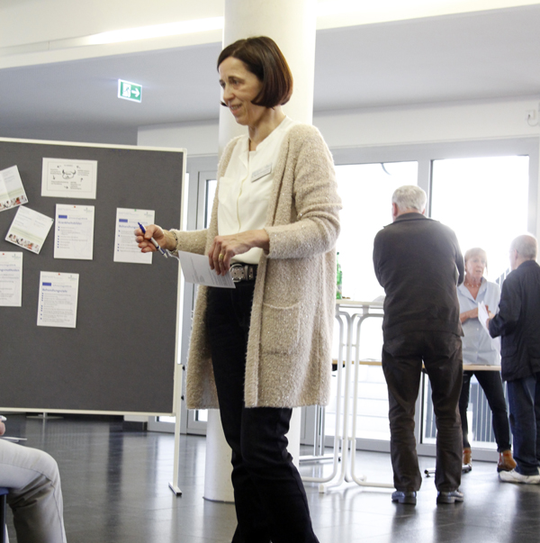 Dr. Martina Zimmermann, Leiterin der Schmerztagesklinik, beim Kurzvortrag whrend der Aktion zum Tag der Rckengesundheit. Im Hintergrund: individuelle Beratungsgesprche. Foto: Privat