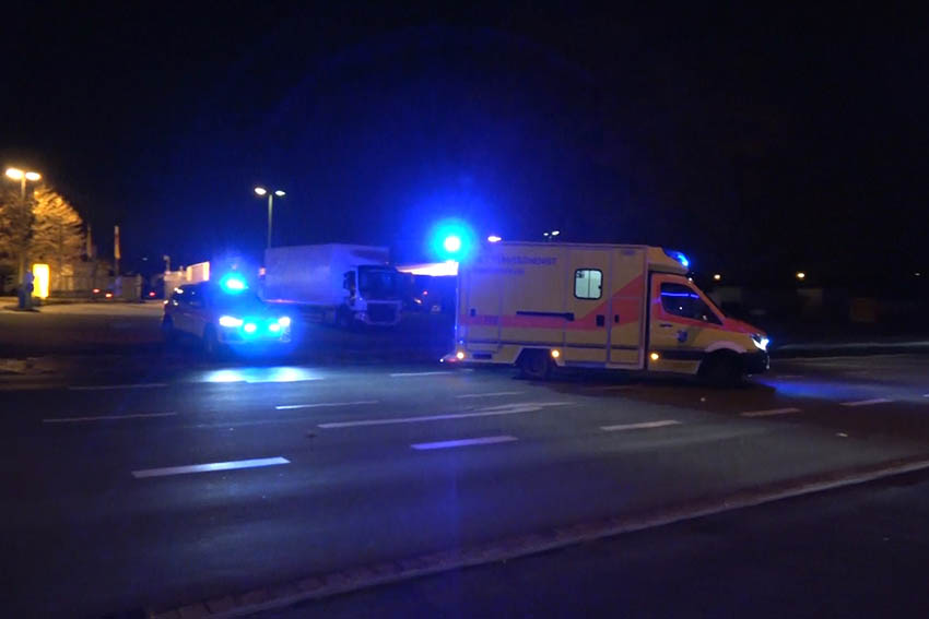 Eine Person wird mit Notarztbegleitung ins Krankenhaus gefahren. Foto: Uwe Schumann