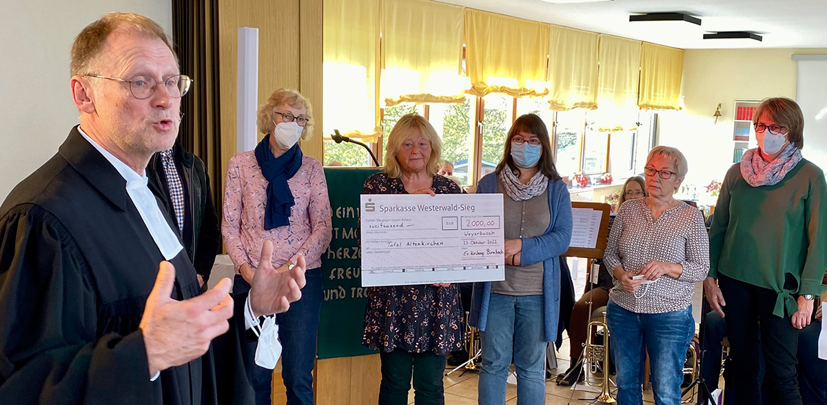 Eine Spende von 2000 Euro fr die Arbeit der Tafel in Altenkirchen berreichten Mitglieder des Diakonie-Ausschusses der Evangelischen Kirchengemeinde Birnbach an Ute Weber (3. v. l) vom Tafel-Team. (Foto: Kirchengemeinde)
