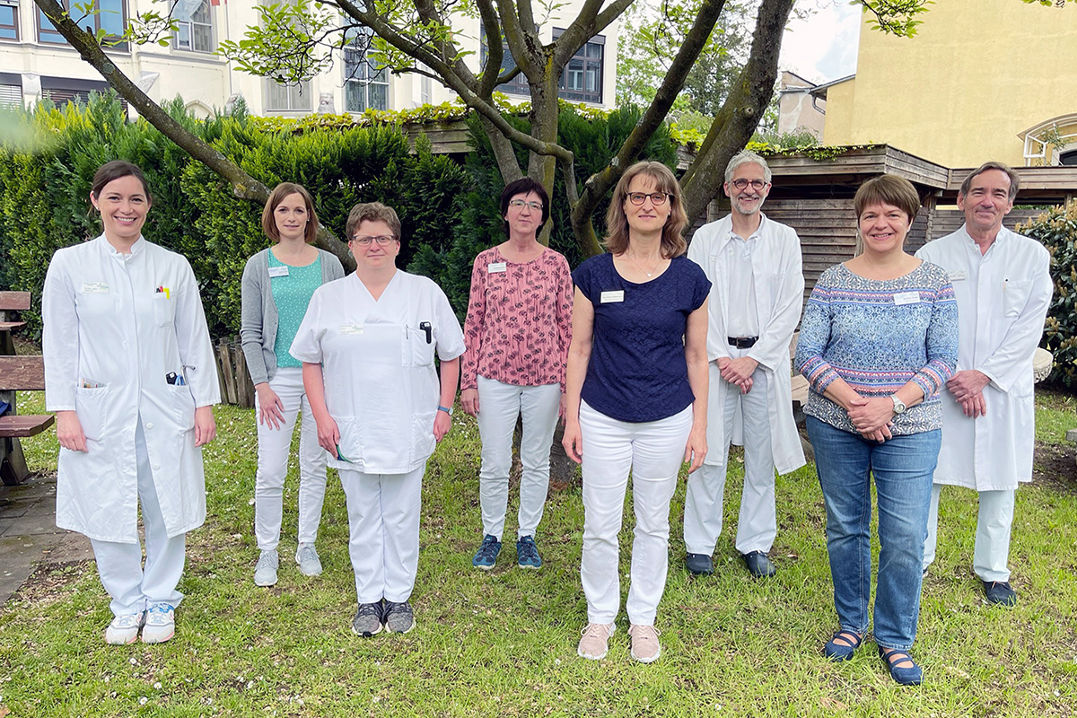 Von links: Das Diabetes-Team des Marienhaus Klinikums: Dr. Nina Lepper (Oberrztin), Carina Bell (Diabetesberaterin DDG), Dr. Cornelia Schmitz (Assistenzrztin), Ingeborg Martin (Diabetesassistentin DDG), Dorothee Hildebrand (Diabetesberaterin DDG), Dr. Andreas Pelletier (Oberarzt/Diabetologe), Martina Mller (Diabetesassistentin DDG) und Dr. Christian-Ren de Mas (Chefarzt der Klinik fr Innere Medizin/Diabetologe DDG). Foto: privat