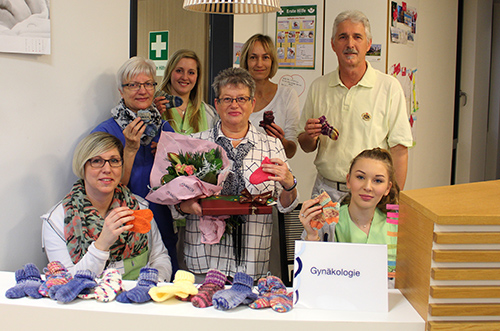 Karola Siegemud aus Betzdorf (Mitte) strickt ehrenamtlich Babysckchen, die sie der Praxis fr Frauenheilkunde und Geburtshilfe des MVZ Betzdorf-Kirchen berreicht, wo sie an frischgebackene Mtter verschenkt werden. Fr den Dienst dankten ihr (von links) Tina Kuhnhfer, Cornelia Reifenrath, Jana Gontermann (alle Medizinische Fachangestellte), die Gynkologen Dr. Gabriele Beck und Dr. Dieter Hofmann sowie Isabella Thomas (Medizinische Fachangestellte). Foto: Pr