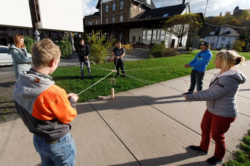 Mitarbeiterinnen und vier der Klienten der UB bei einem Teamspiel. Fotos: Peter Bongard