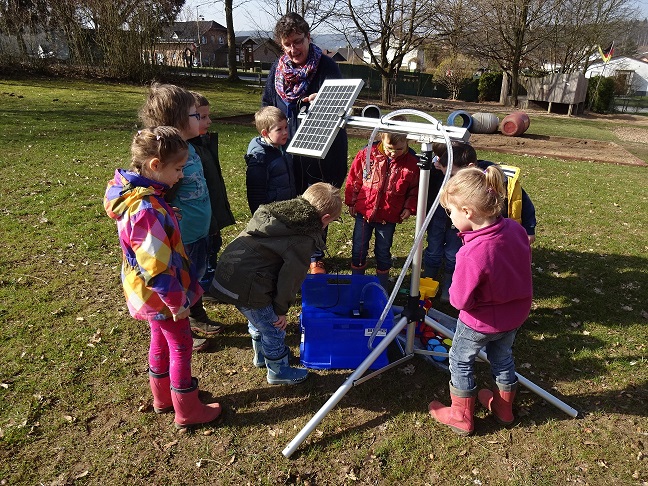 Die Wasserpumpe wird durch Sonnenenergie zum Laufen gebracht Foto: Veranstalter