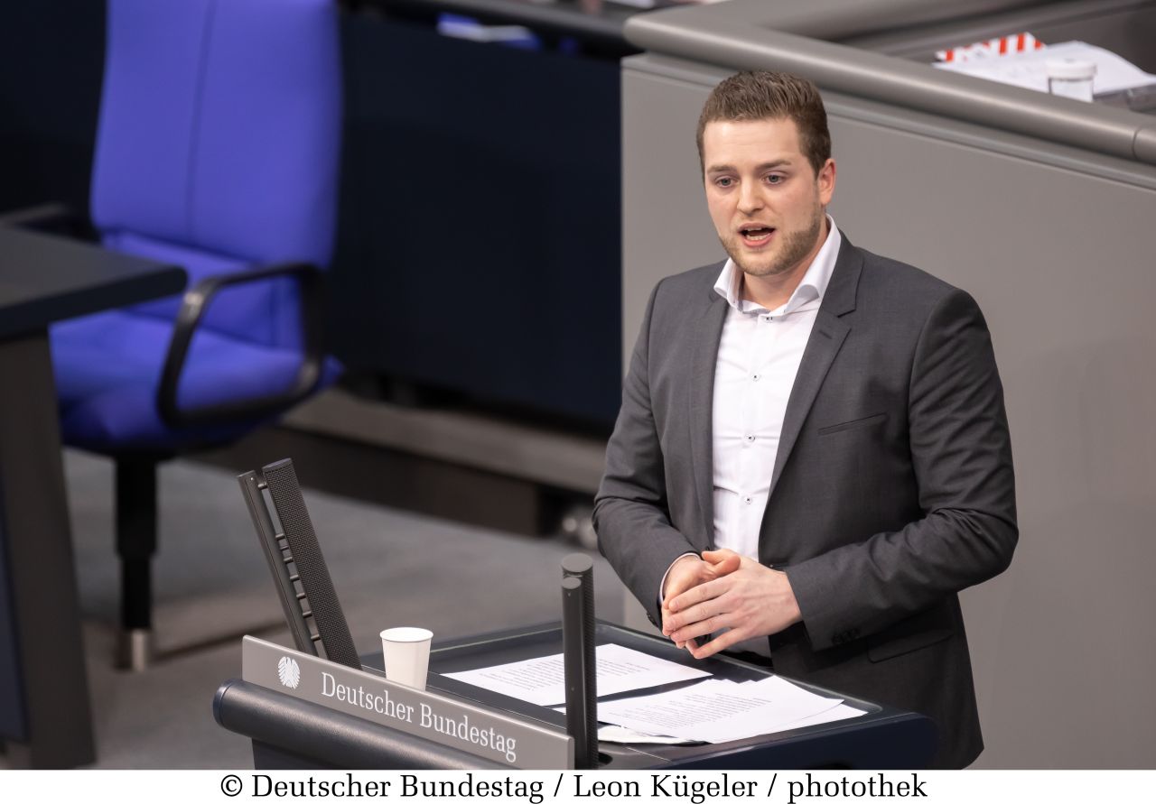 Martin Diedenhofen (SPD) bei seiner ersten Rede im Bundestag. Foto: Leon Kgeler