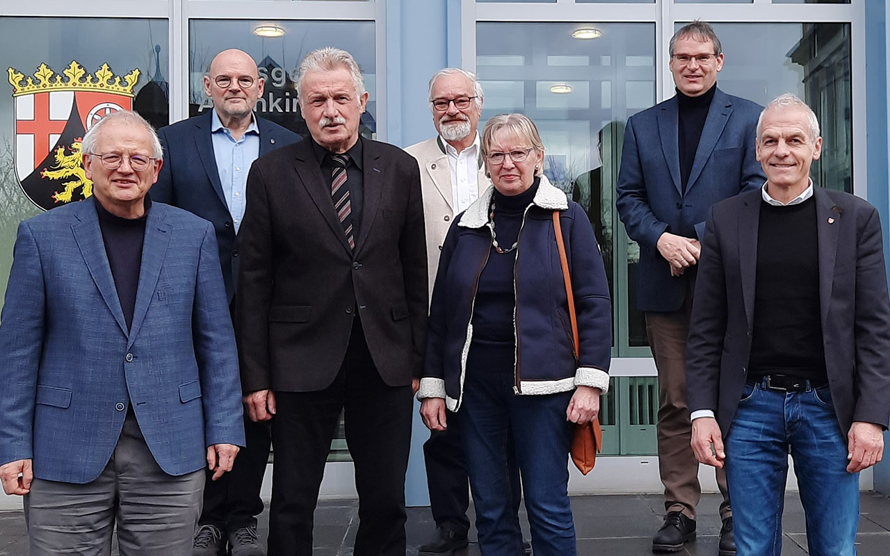 Von links nach rechts: Johannes Kempf (vordere Reihe), Klaus Brag mit Ehefrau Marianne und Fred Jngerich sowie Wolfgang Lanvermann (hintere Reihe), Hubertus Eunicke und Thomas Held. (Foto: Amtsgericht)