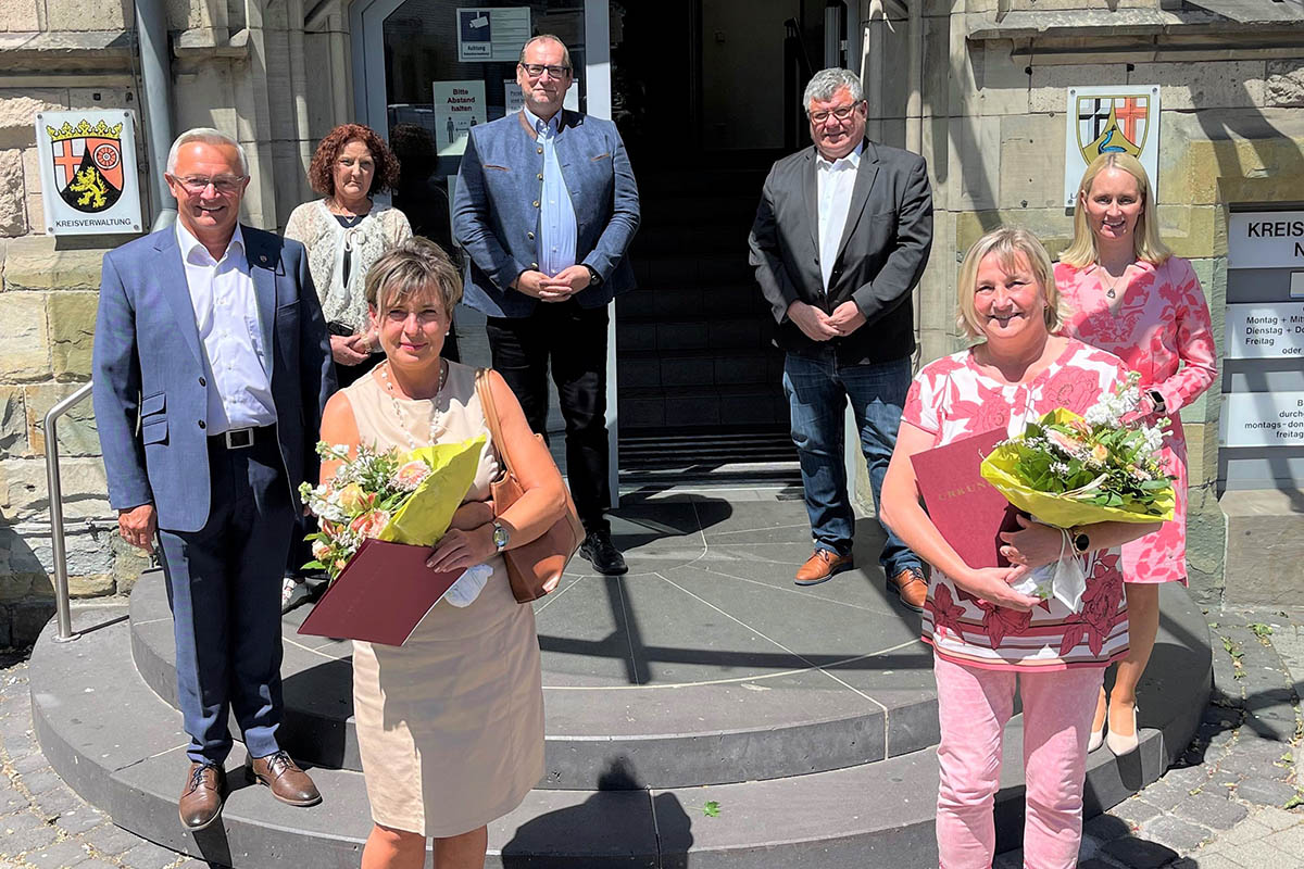 Dagmar Karwatowski (vorn links) und Ursula Zimmermann sind seit 40 Jahren im Dienst der Kreisverwaltung. Es gratulierten (hinten von links): Landrat Achim Hallerbach, Personalratsvorsitzende Birgit Eisenhuth, Abteilungsleiter Rdiger David, Beigeordneter Michael Mahlert und Broleiterin Diana Wonka. Foto: Kreisverwaltung