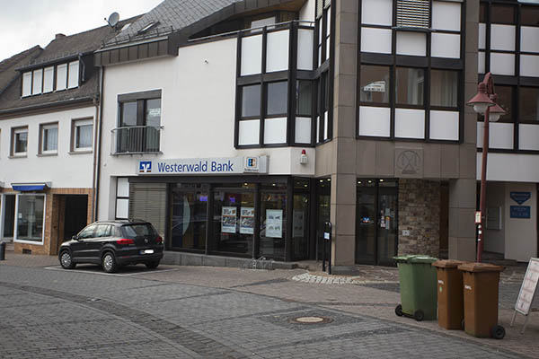 Die Filiale der Volksbank Westerwald wird die Innenstadt verlassen. Fotos: Wolfgang Tischler