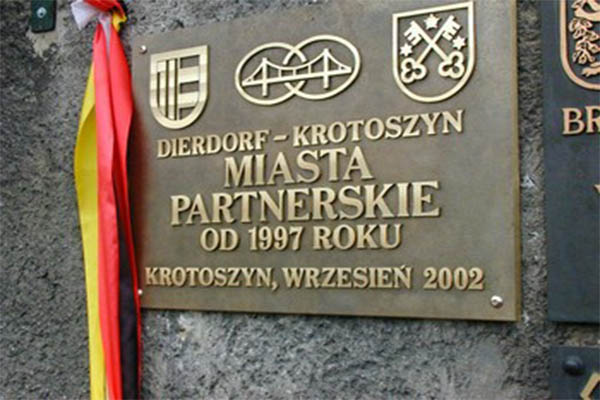 Partnerschaftstafel am Krotoszyner Rathaus. Foto: pr