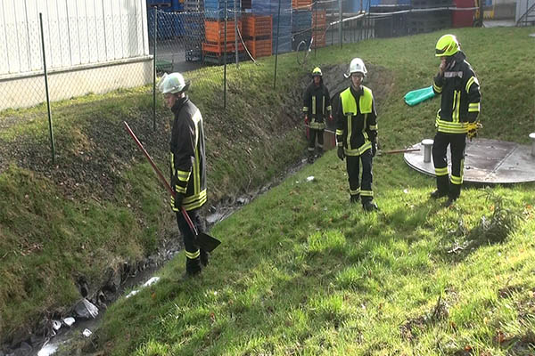 LKW verliert Diesel in Sainscheid