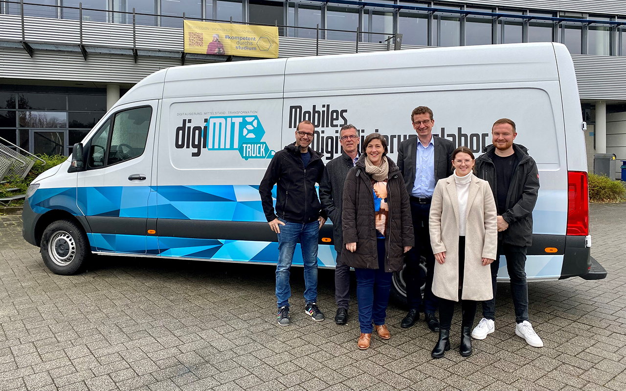 Prof. Dr. Wolfgang Kiess (v. l.), Prof. Dr. Holger Reinemann, Katharina Schlag, Prof. Dr. Bert Leyendecker, Simone Ulrich, Hendrik Solscheid. (Foto: HS Koblenz)