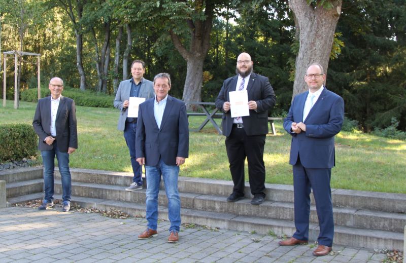 V.l.n.r. Armin Pleiss, Schulleiter MTG, Dr. Hanno Schauer, MTG, Achim Schwickert, Landrat Westerwaldkreis, Markus Wagner, Raiffeisen-Campus, Bernhard Meffert, Schulleiter Raiffeisen-Campus. Foto: Pressestelle der Kreisverwaltung des Westerwaldkreises