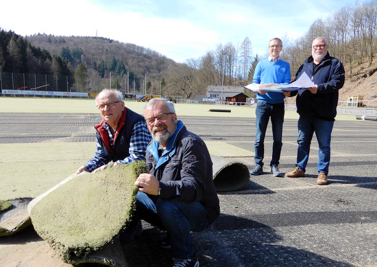 Die Bauarbeiten am Grospielfeld Direnbach in Daaden sind gestartet. Vereinchef Eberhard Hornickel, Geschftsfhrer Klaus Niemller (Daadetaler Sportfreunde), Diplom-Ingenieur Klaus Bohmhammel und Daadens Stadtbrgermeister Walter Strunk (von links) freuen sich ber die Finanzhilfe von Land und Kreis fr die Generalsanierung. (Foto: Verwaltung) 