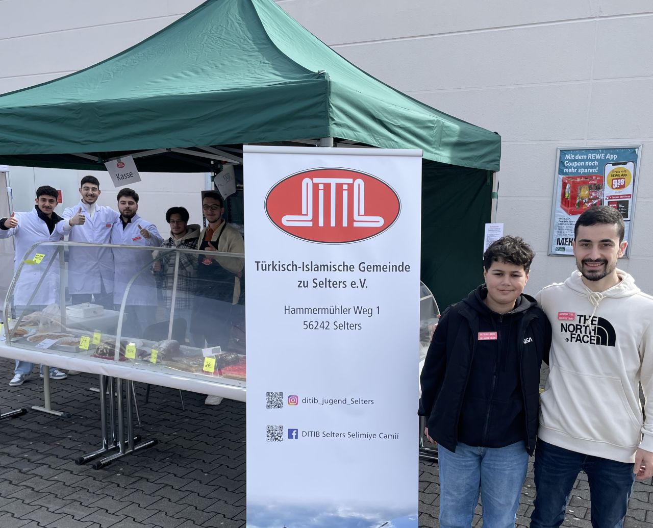 Mehrere Verkaufsstnde am Rewe-Markt dienten dazu, Spendengelder einzunehmen. Foto: Moscheegemeinde Selters 