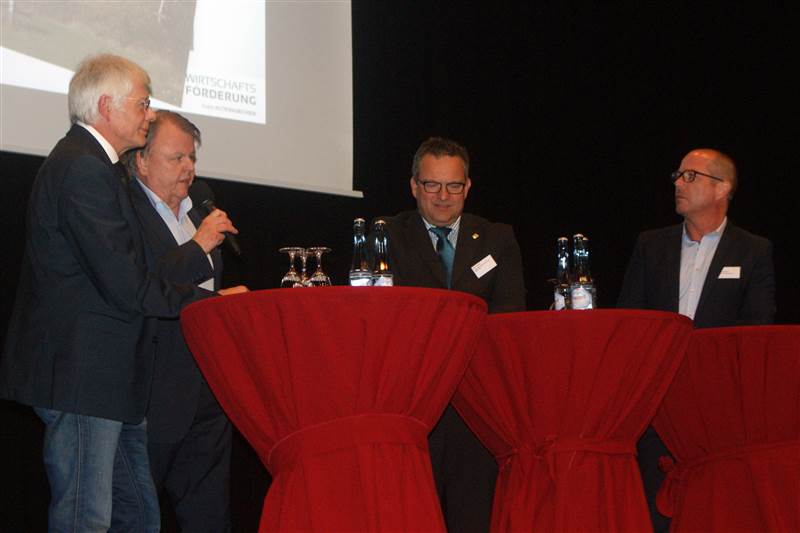 Der Kirchener Allgemeinarzt Dr. Wolfram Johannes (2. von links) forderte von seinem Berufsstand, wieder gut von den eigenen Praxen zu reden. Fotos: ddp