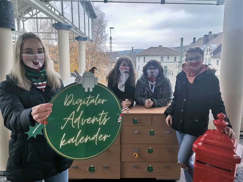 Prsentierten den digitalen Adventskalender" samt einer Kommode, die bei der Aktion eine besondere Rolle einnehmen wird (von links): Lorena Mller (Praktikantin Jugendpflege Betzdorf-Gebhardshain), Sarah Brhl (Betzdorf digital), Jenny Mller (Jugendpflegerin VG Betzdorf-Gebhardshain), Jule Hardtmann (Praktikantin Jugendpflege Kirchen). (Foto: Jugendpflege VG Betzdorf-Gebhardshain) 